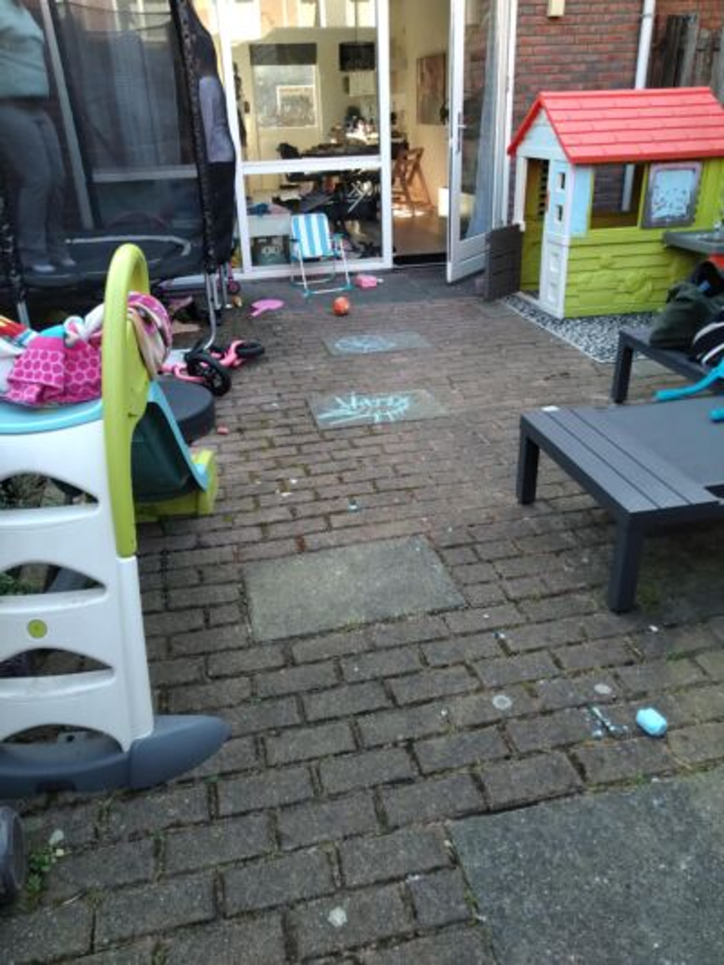 Koolwitjesstraat-tegels-midden-van-de-tuin-400x533
