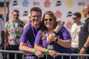 Twee vrijwilligers van de EO tijdens de EO jongerendag 2025.