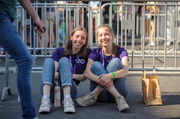 Twee jonge vrijwilligers van de EO tijdens de EO jongerendag 2025.