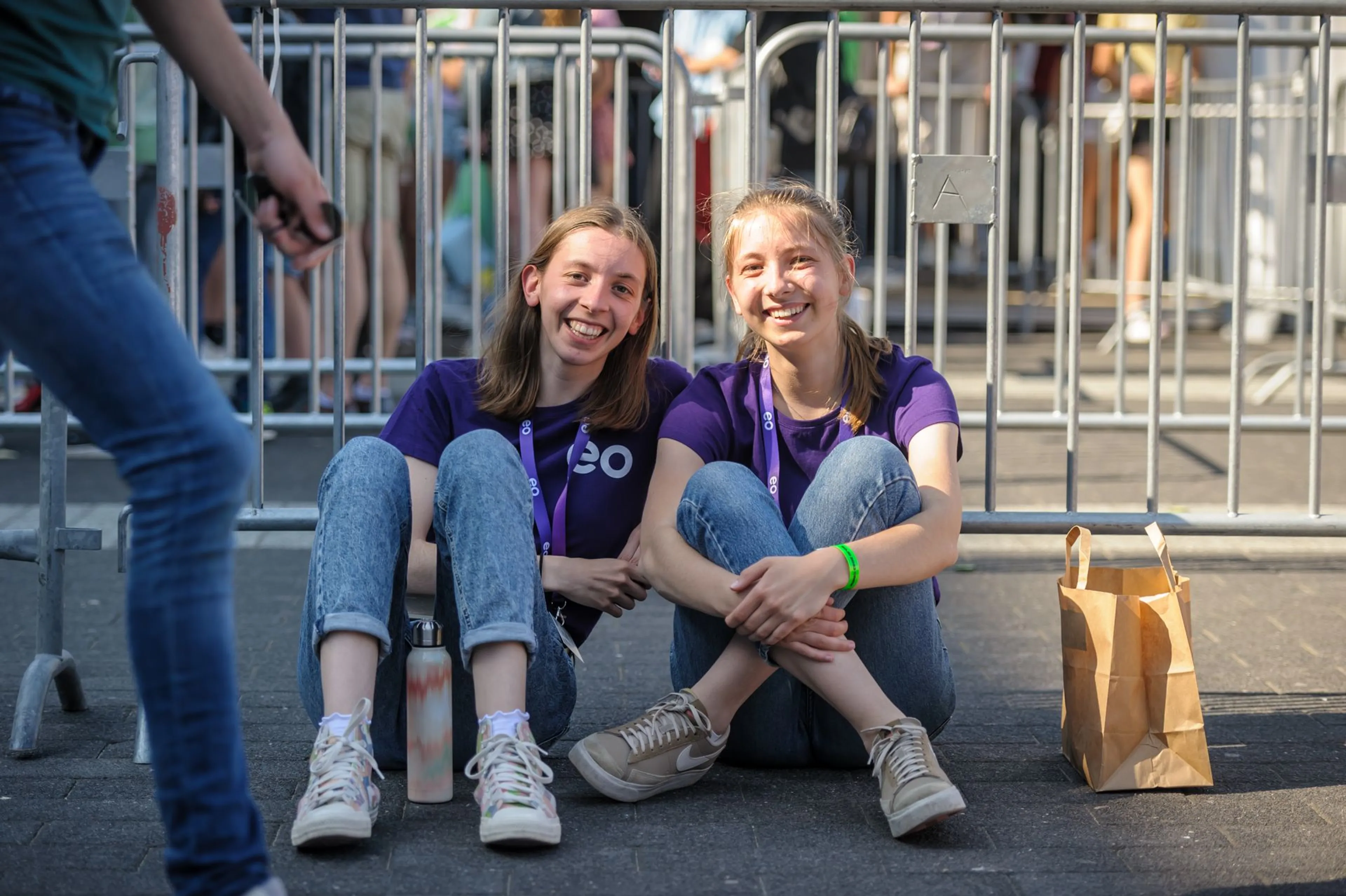 Twee jonge vrijwilligers van de EO tijdens de EO jongerendag 2025.